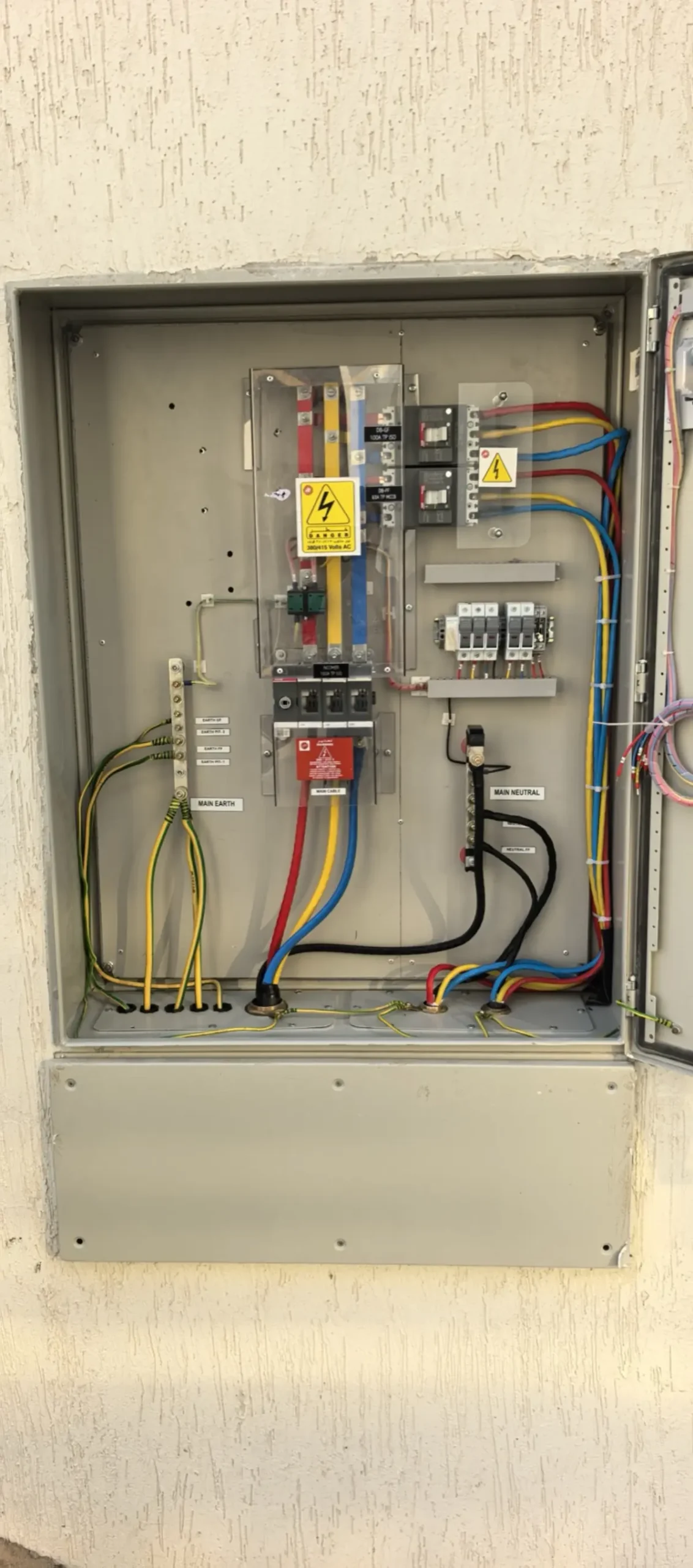 Electrical distribution panel