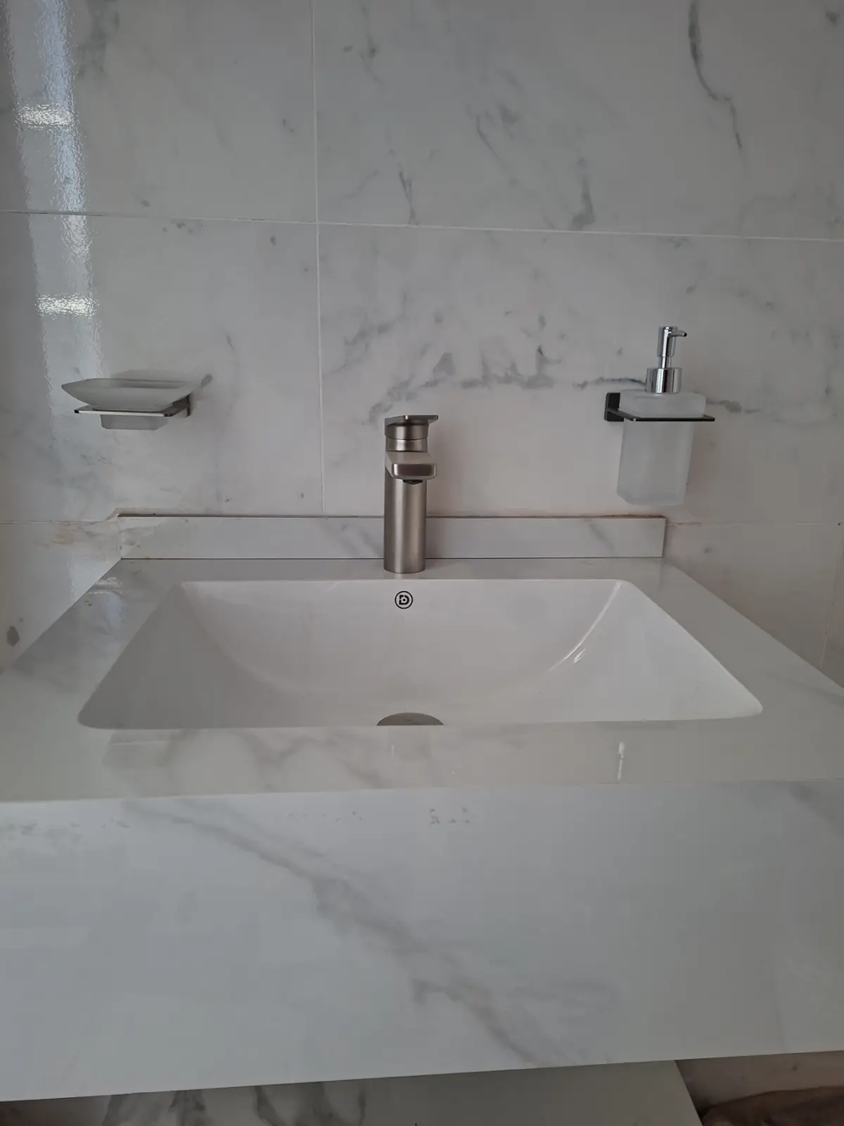 Wall mounted wash basin